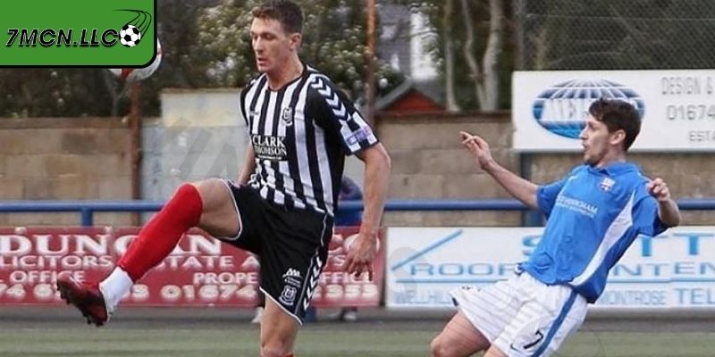 Cầu Thủ Bóng Đá Cao Nhất – “Người Khổng Lồ” Trên Sân Cỏ 2 Paul Millar nổi bật với lợi thế không chiến vượt trội